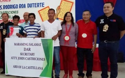 <p><strong>NEW LANDOWNERS.</strong> The Department of Agrarian Reform officials led by Undersecretary for Field Operations Karlo Bello (right) and Region 6 Director Stephen Leonidas (6th from right) during the distribution of certificate of land ownership awards at Bacolod Pavillon Hotel on Tuesday (March 27, 2018). <em>(Photo by Erwin P. Nicavera)</em></p>